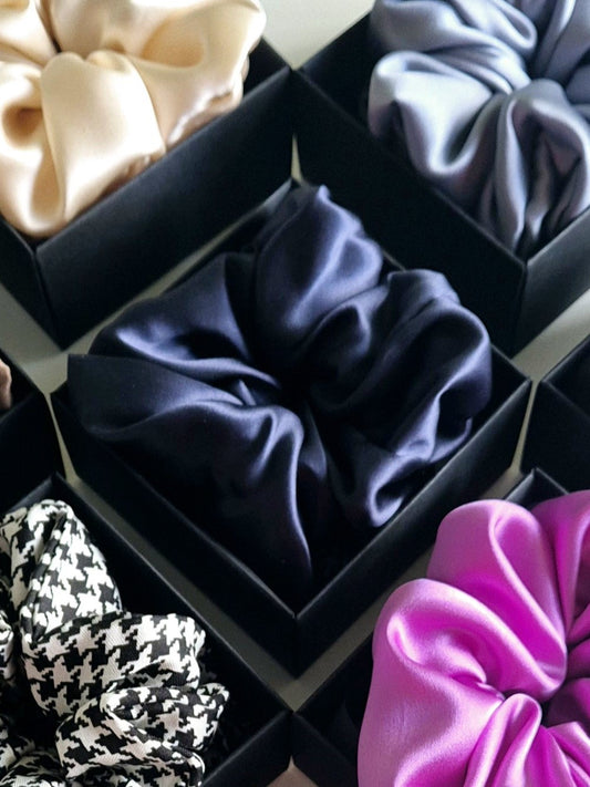 MĖLYNA atlasinio šilko plaukų gumytė