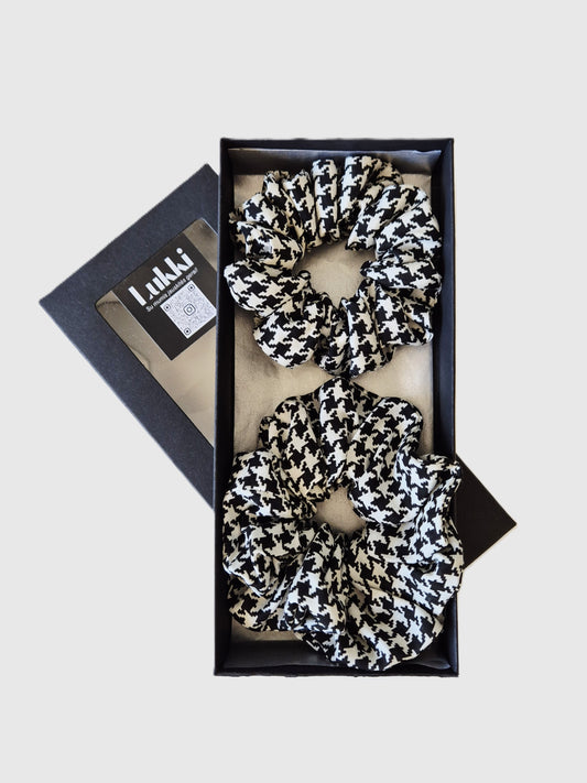 JUODA/BALTA krepinio šilko plaukų gumytė